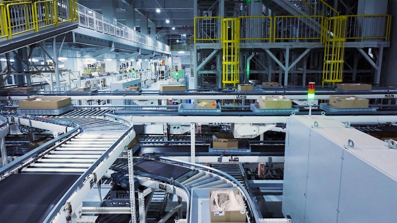Automated parcel conveyor and sortation system with roller curves and stack light